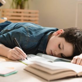 trẻ thiếu tập trung ngủ quên khi học